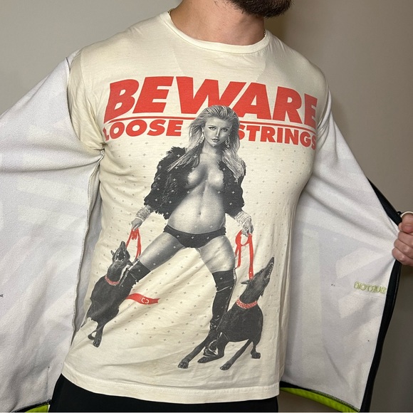 TOO MANY LOOSE STRINGS ⚡️ beware graphic tee - Picture 1 of 3